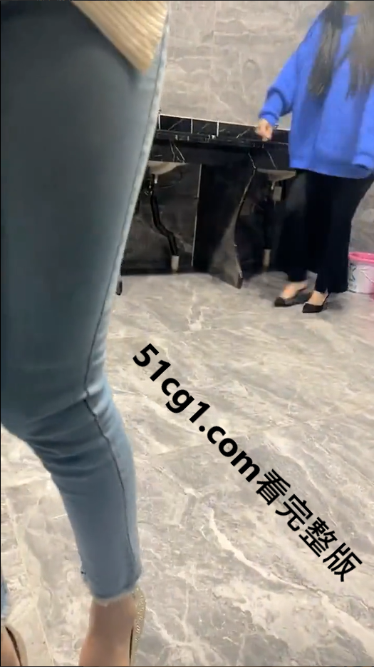 渣男深夜勾搭两个极品高挑御姐02.png