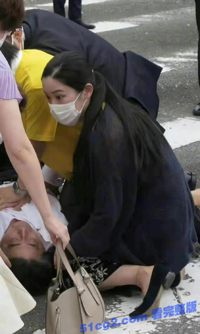 第一枪并未击中！安倍晋三遭枪击身亡，现场第一视角视频曝光