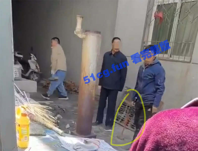 网传男孩掐死奶奶后，他爸给他大伯道歉，被铁锤砸头