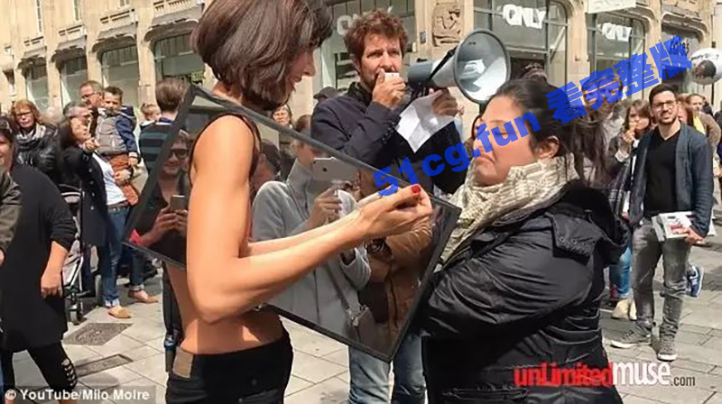 街头盒子摸奶抠逼！给陌生男子摸奶抠逼，上百人围观！行为艺术家Milo Moire