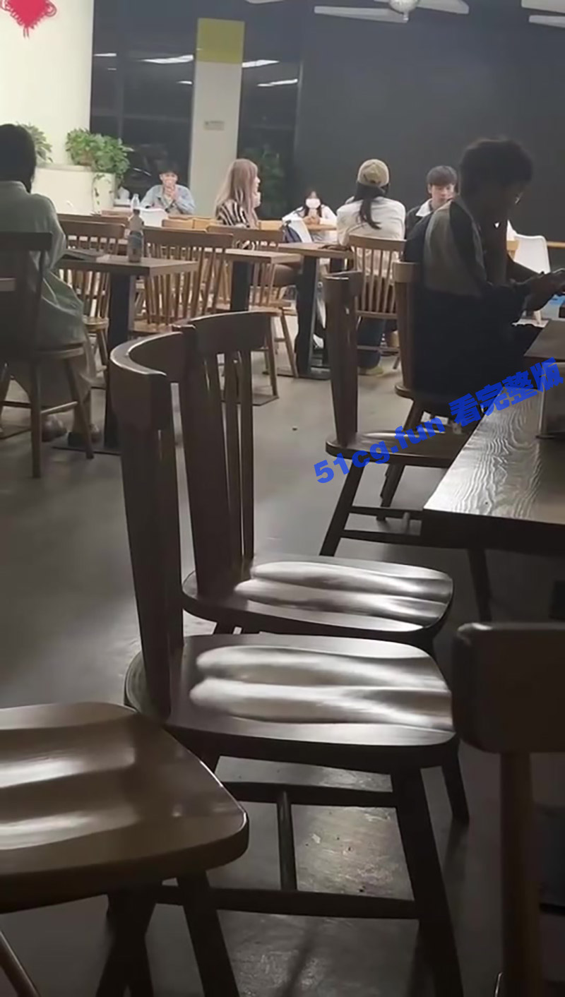 马职全校吃瓜！海王渣男跪地求原谅，被女生狂扇耳光