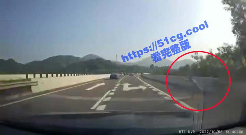 10月5日，广东一高速公路上，一男子用石头砸过往车辆……