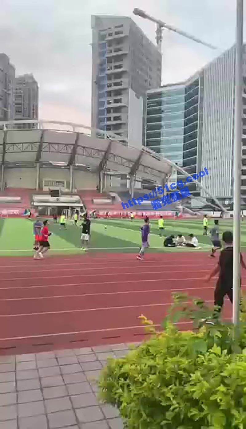 全校吃瓜！深圳职业技术学院！小情侣操场当众啪啪