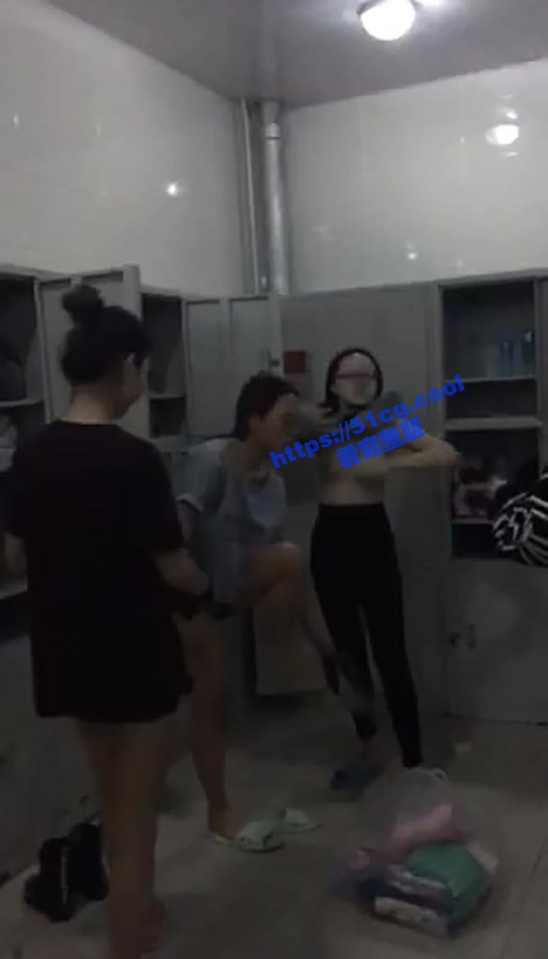 牛逼男子收买女学生偷拍女澡堂