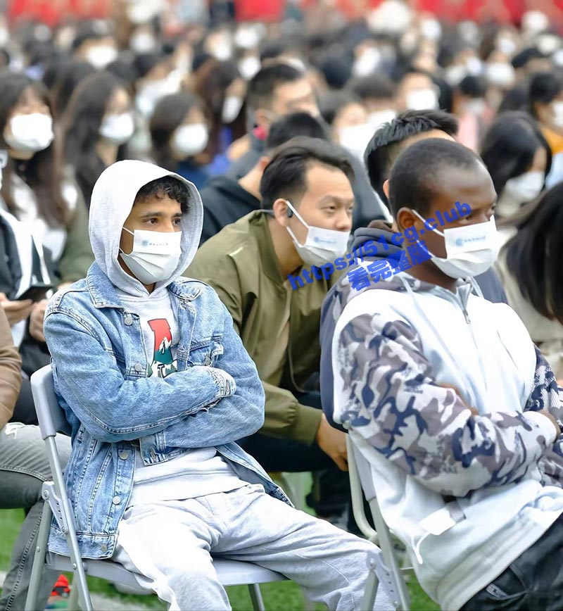 西南财经大学黑人开学典礼！成都黑帽门，晚上吃乌鸡！