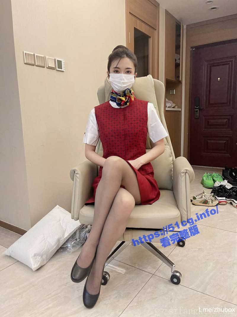 空中高级服务员在金钱的诱惑下被调教变身成淫娃母狗