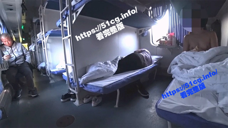 新瓜上架！火车上淫欲露出！绿帽大神新作 卧铺列车露乳露逼 给大爷看傻了