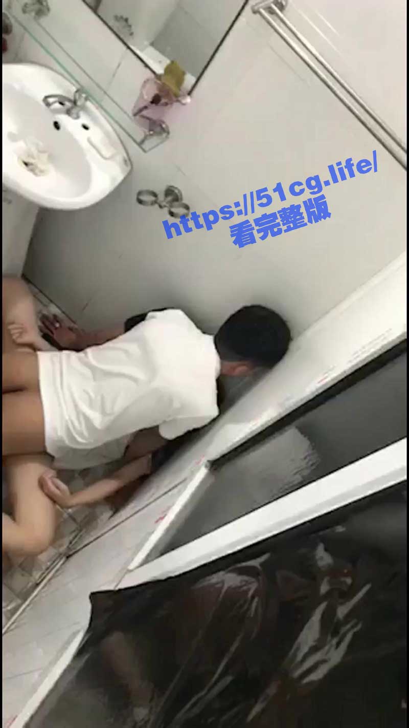 灌醉女同学后拖到厕所强奸！没成想被同学们偷拍！