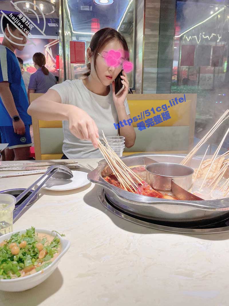 夜晚趁老公加班熟睡时，楼道口爆操中出邻居美人妻！