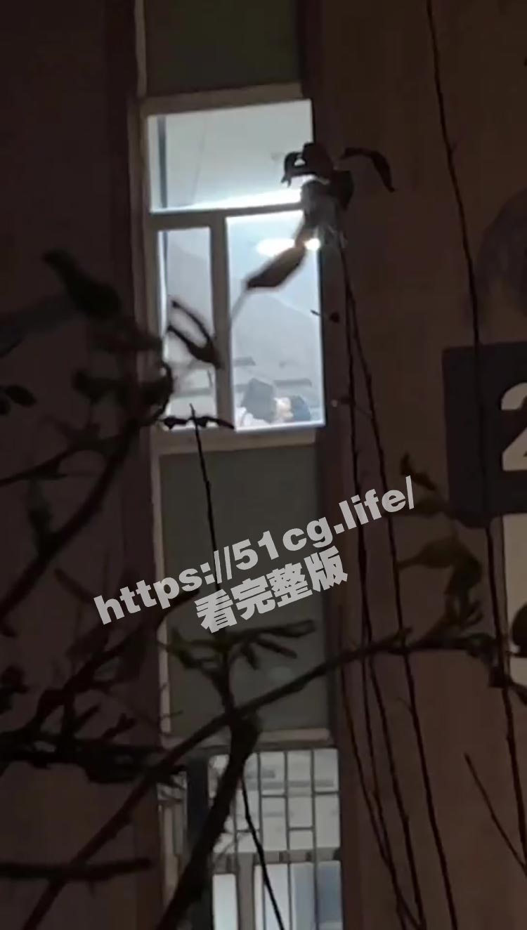 全校吃瓜！长春师范大学教学楼合体事件 小情侣教室里激情合体