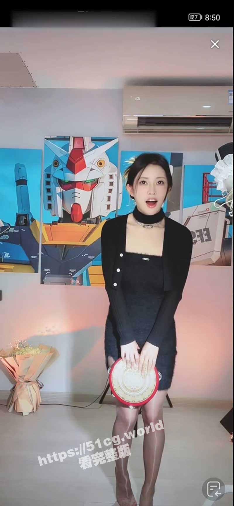 抖音网红一只霸王兽 跳蛋直播 双腿颤抖 强忍刺激终不敌 借口尿遁秒下播