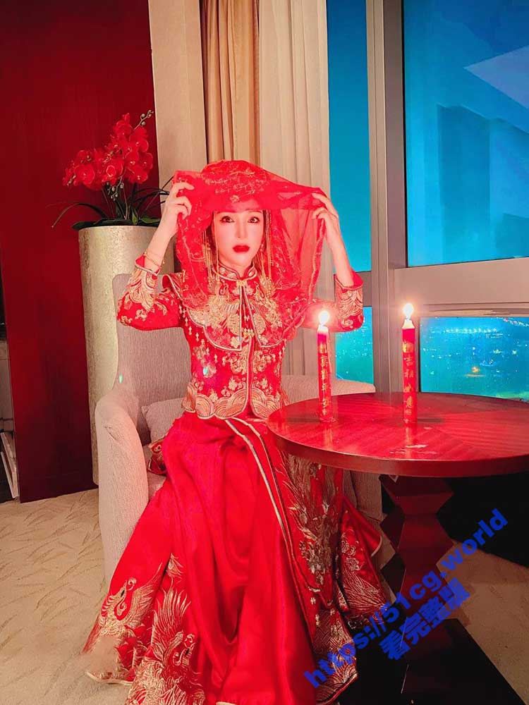肥臀小骚货兔兔高价秀禾VIP群私拍 洞房花烛夜 穿着婚纱卖力的舔弄肉棒