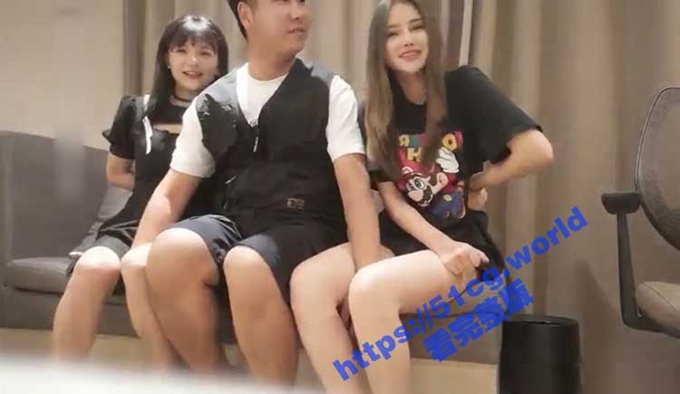 【小宝寻花】今晚再约两个甜美萌妹双飞啪啪 左拥右抱一起舔弄翘起屁股轮着操 快速抽插妹子推屁股