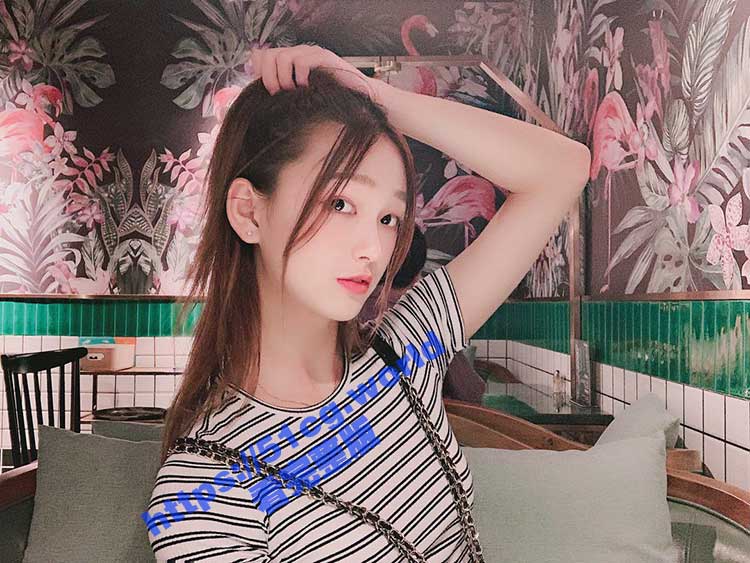 【前男友曝光】高颜值母狗跪着吃人大屌 平时做爱嫌口脏