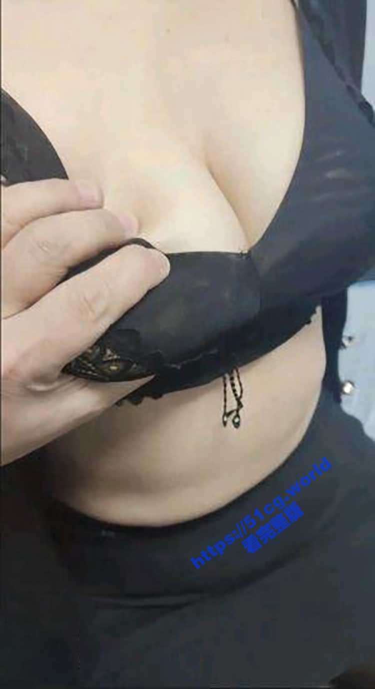 乱伦大神新作！虐操喷水嫂子 正和嫂子偷情大哥来电话 后面狂插 喷满地水