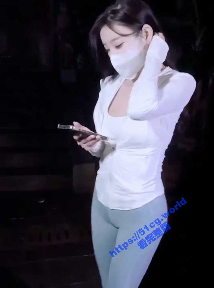 人气女神杨晨晨 剧情新作《猛男的大力冲击》身穿紧身瑜伽裤锻炼 被猛男对着镜子操