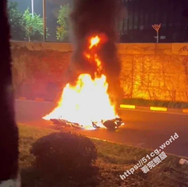紧急突发！重庆聚贤岩发生严重车祸 导致两摩托车四人全部不幸身亡 车辆撞毁