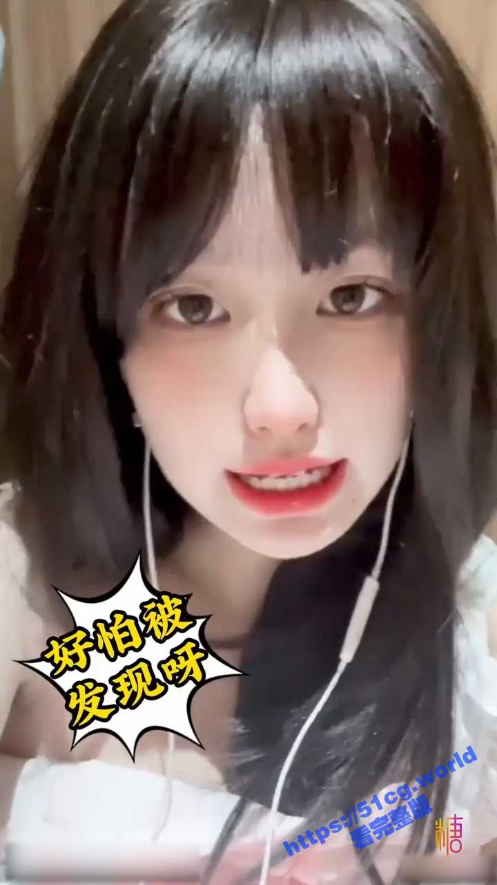 洛丽塔学妹内衣裤都没穿 偷偷跑到商场厕所自慰