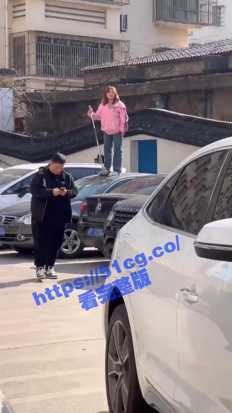 江苏南通 有一女子站在车上 还砸坏车辆 疑似精神有问题