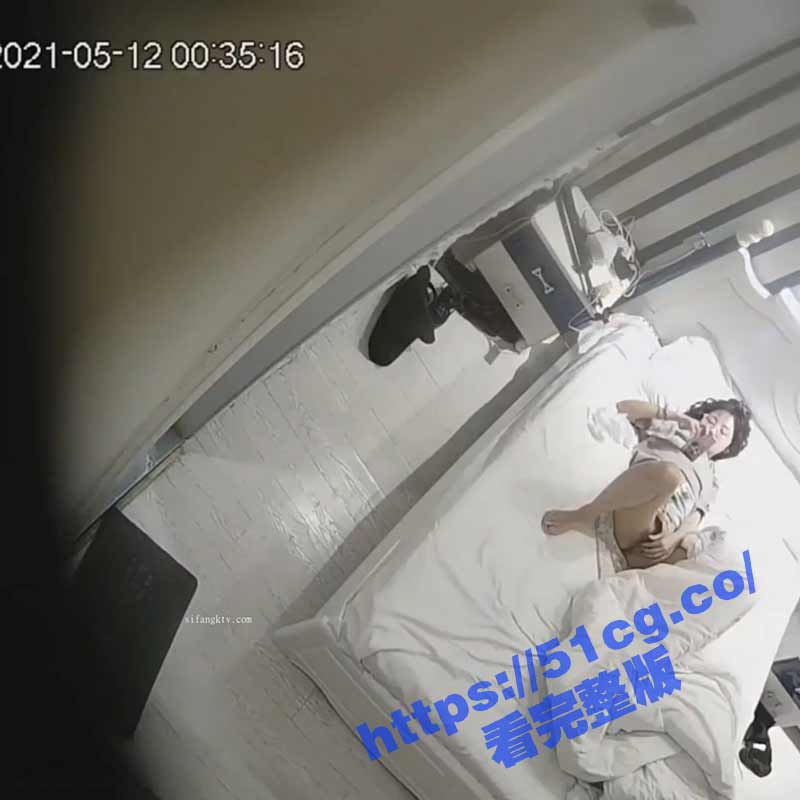 破解监控偷拍 白天为人师表的女老师 晚上一个人独守空房看着小黄片自慰