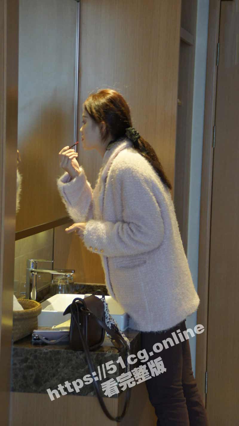大学生妹子酒店私拍人体写真 被摄影师加钱潜规则