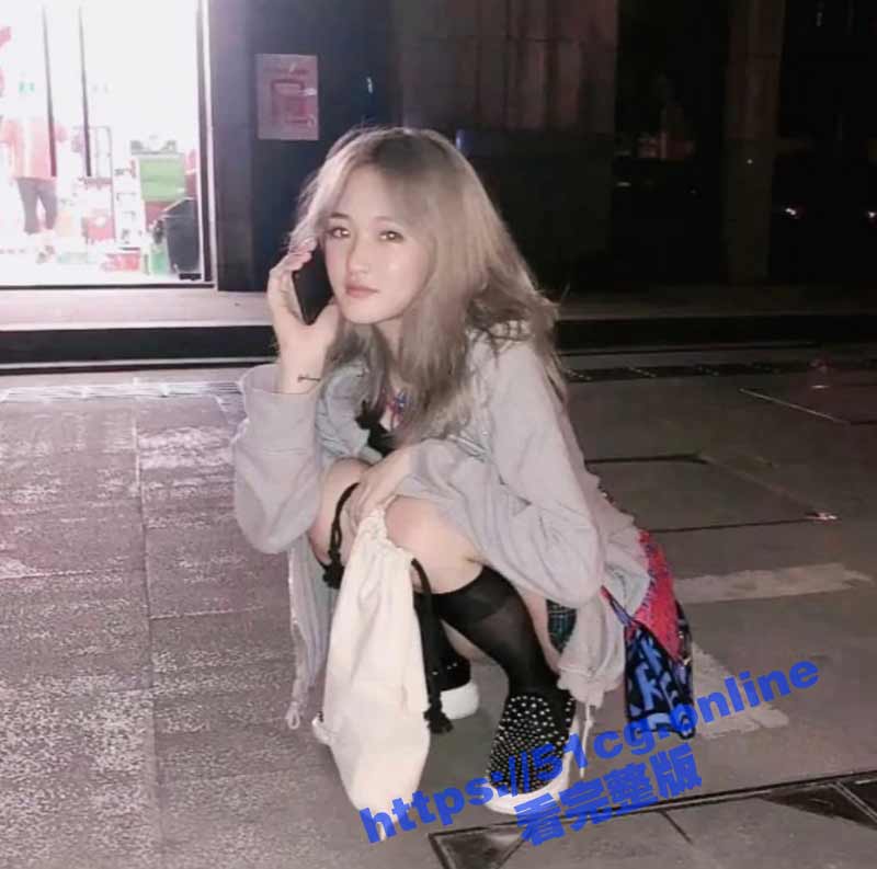 00后金发美少女玩交友APP 约出来喝酒灌醉拖回出租房肆意玩