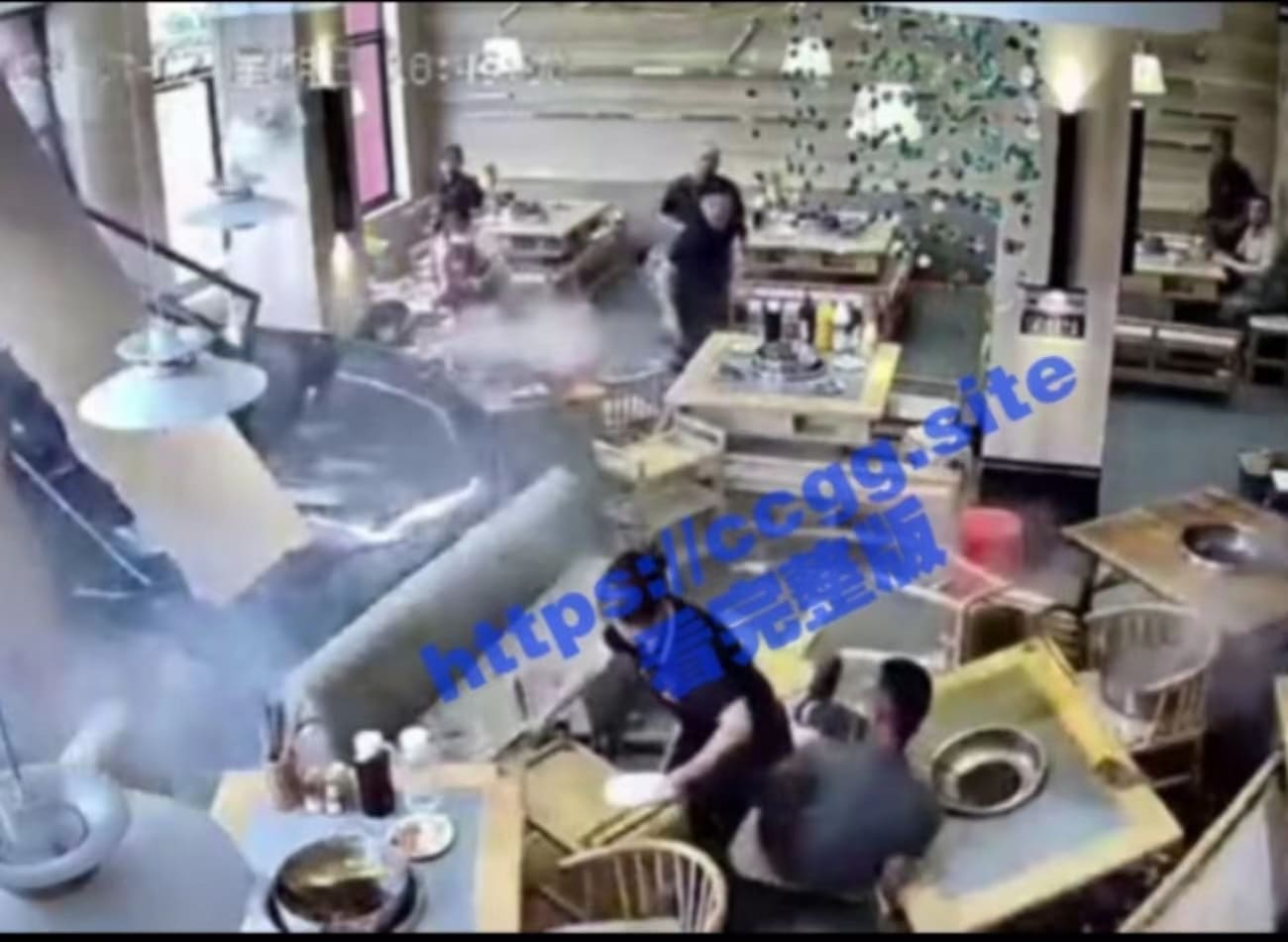 马路杀再现江湖！一火锅店突然穿墙破出一私家车 傻傻分清刹车跟油门的女司机们
