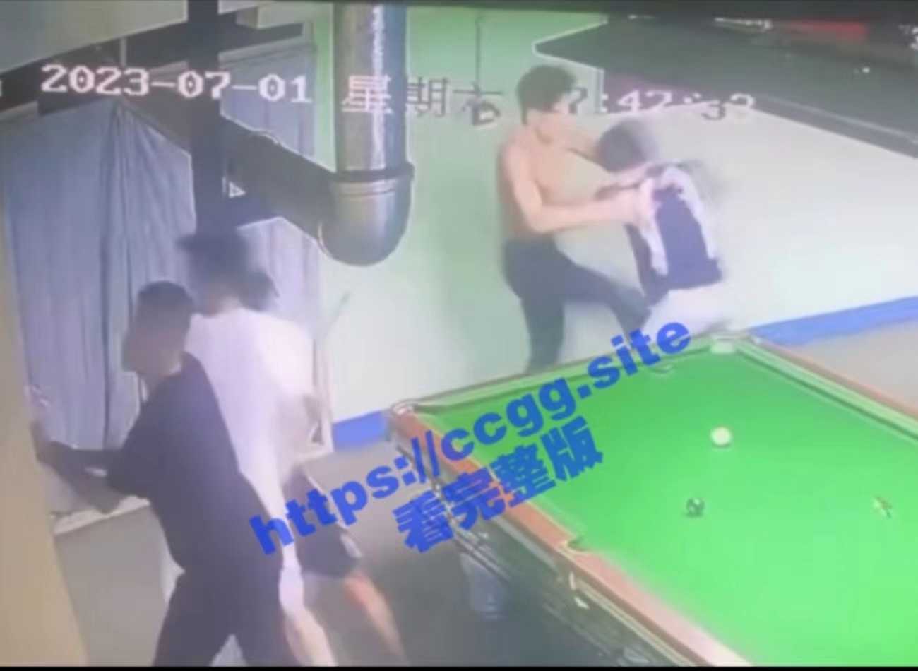 现实版古惑仔之《台球室逆子》！周围人麻木观战 一女子拿手机全程直播