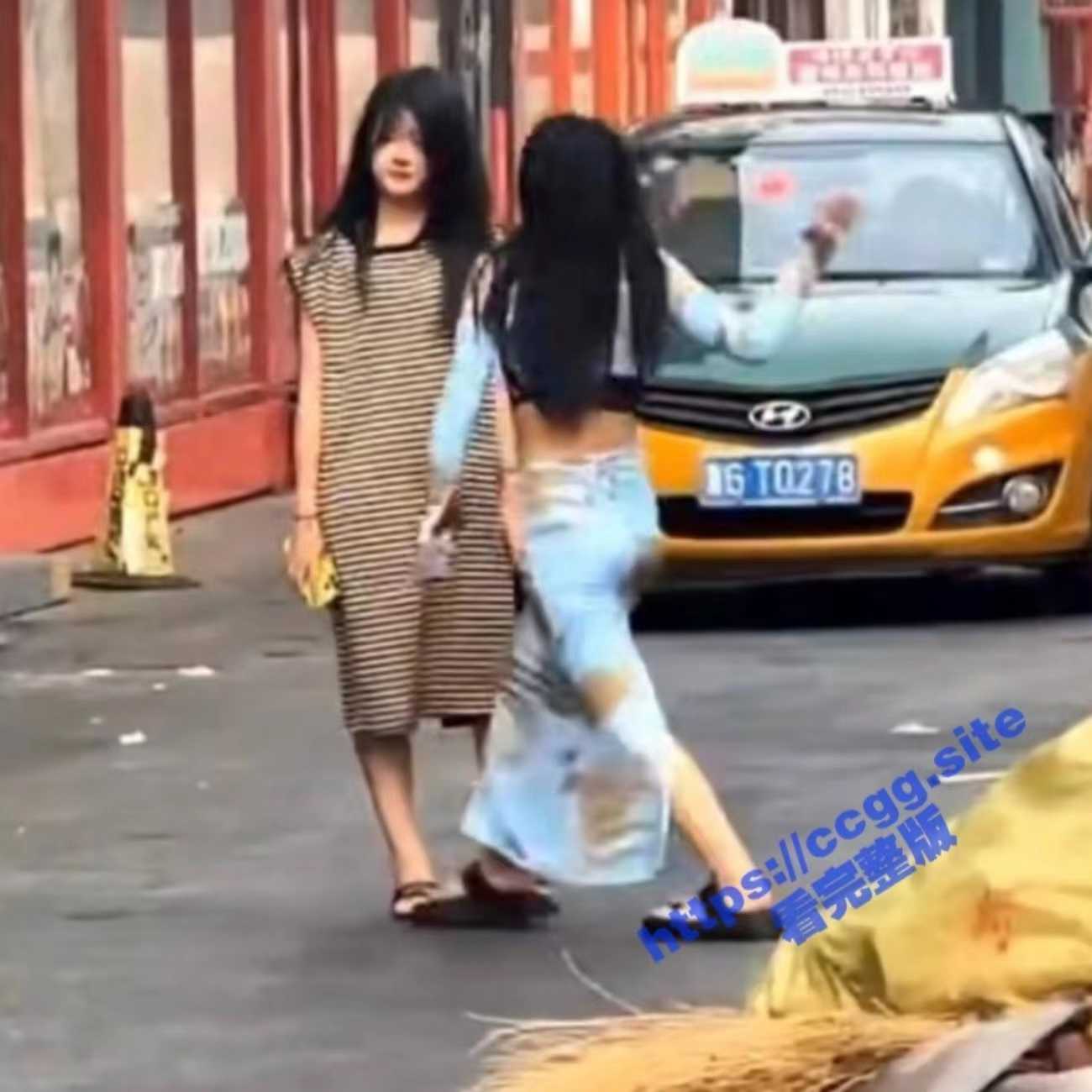 美女的暴虐！潍坊富家女当街暴打小女生 狂称“我能直接弄死你！”
