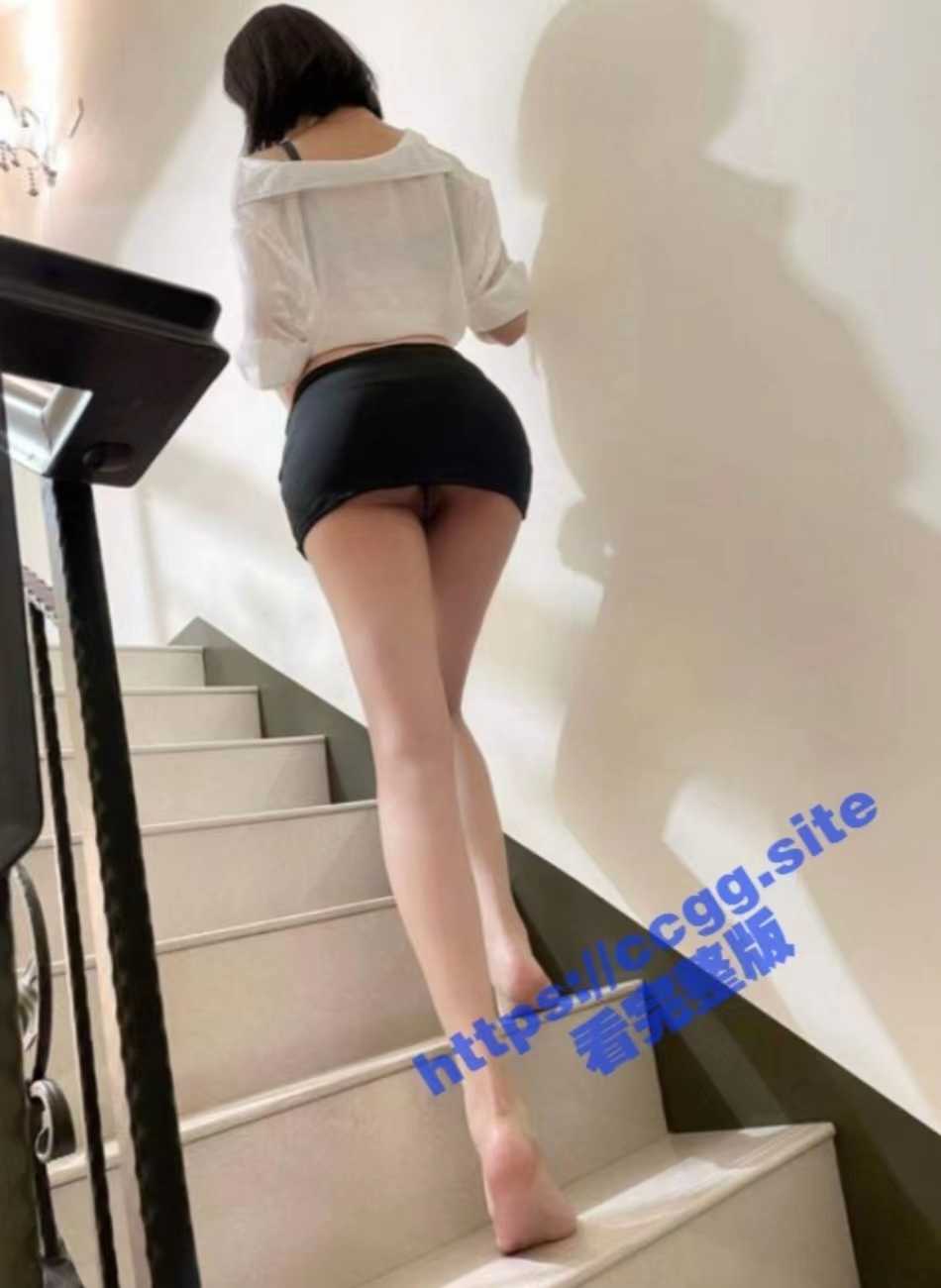 00后的3P快感惊艳到我了！黑丝妹兴奋到喊“救命”全程高能无尿点
