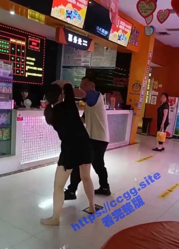 《消失的她》电影有毒！！代入感强到恐怖 两人看完电影直接在影院干架，女子受伤住院