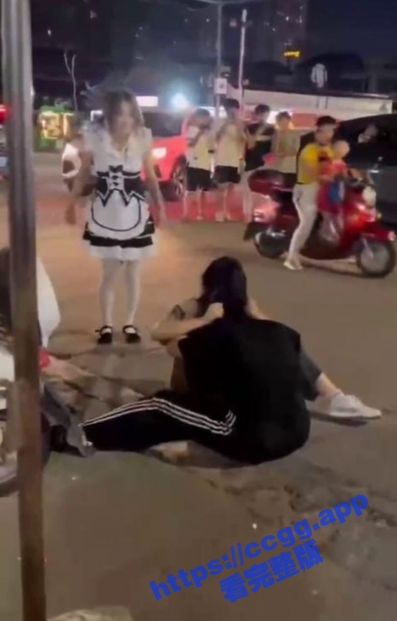 暴力萝莉 街头大玩“阿优根‘” 1v2直接一脚爆头 全面碾压现场实拍！
