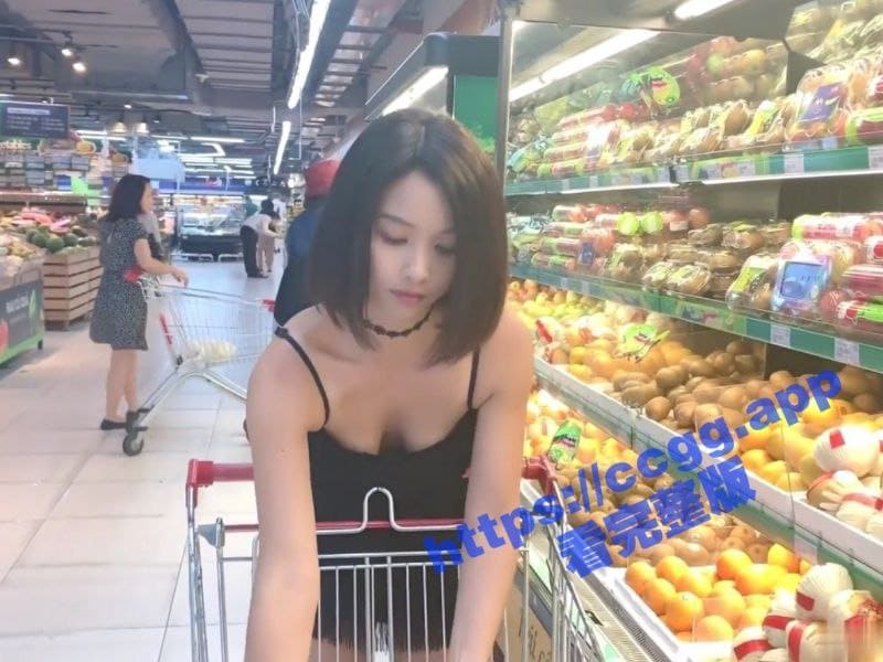 骚女孩不穿内裤逛超市 上车迫不及待拿出道具自慰！
