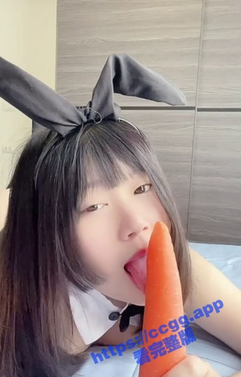 岛国18岁福利姬私拍流出！粉嫩白虎+狐狸尾巴肛塞 女仆诱惑之胸上蛋挞等你来品尝！