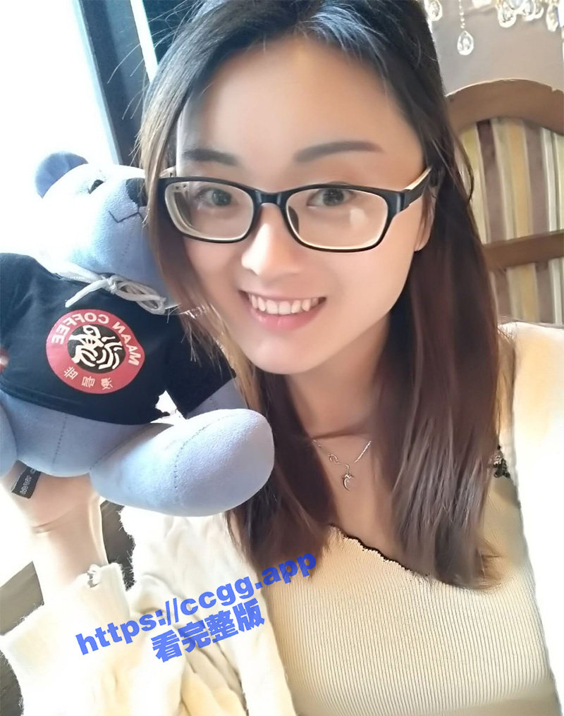 清纯靓丽的眼镜小妹 背后竟然是 反差婊 还答应绿帽奴男友出去网友玩三P