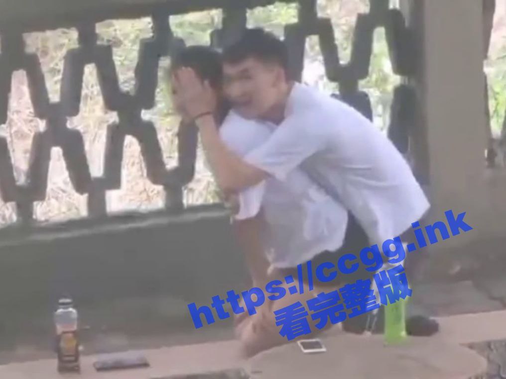 小情侣公园凉亭啪啪被偷拍 ！男孩发现被偷拍不屑一顾 捂住女友的脸继续输出！