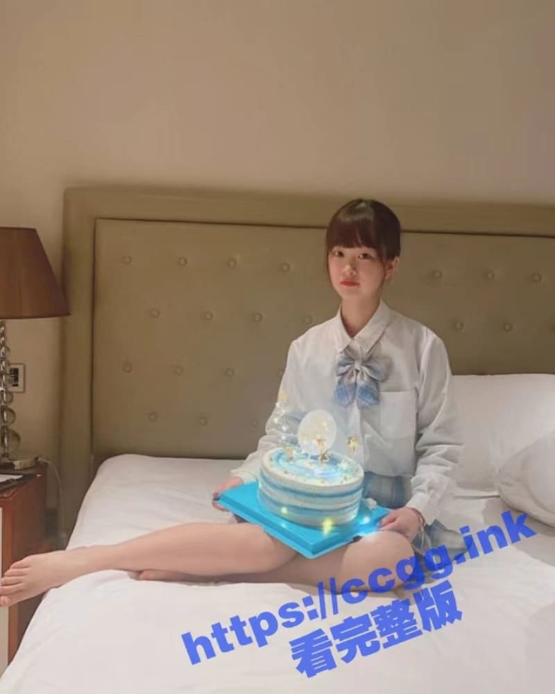 广东20岁嫩妹 苏萌萌 过生日拍私房 被摄影师强奸数次 甚至还吃精液蛋糕！