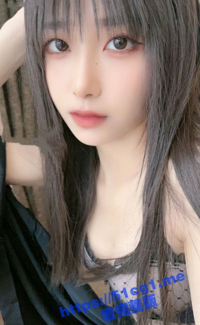 微博高颜值女神 一勺大布丁 外网福利流出 穿开裆黑丝1对1裸聊 自慰抠穴画面妖艳！