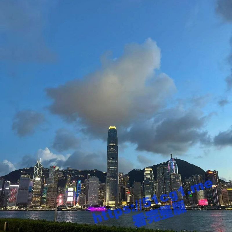港女KOL露出无毛鲍！香港尖沙咀六公馆老板娘遭捉奸在床 男女影片曝光视频流出