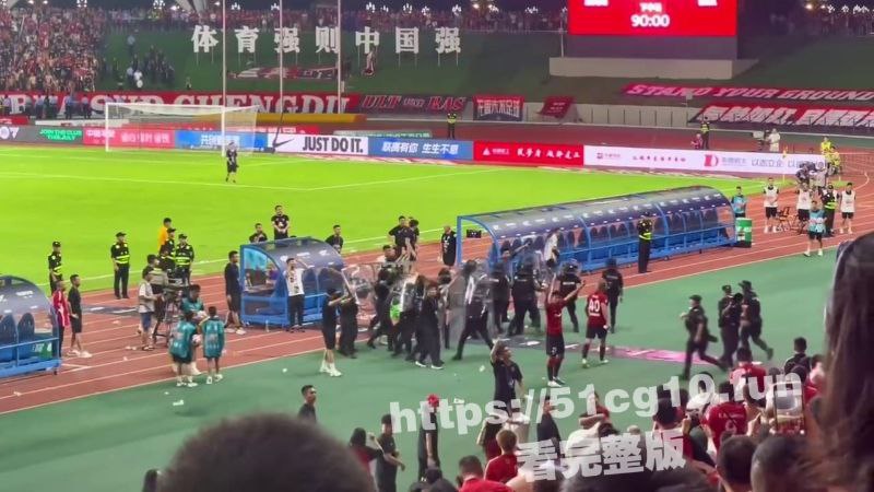 成都主队输球后 球迷义愤填膺大呼黑哨 怒抛无数矿泉水瓶 裁判被安保用盾牌护送离场