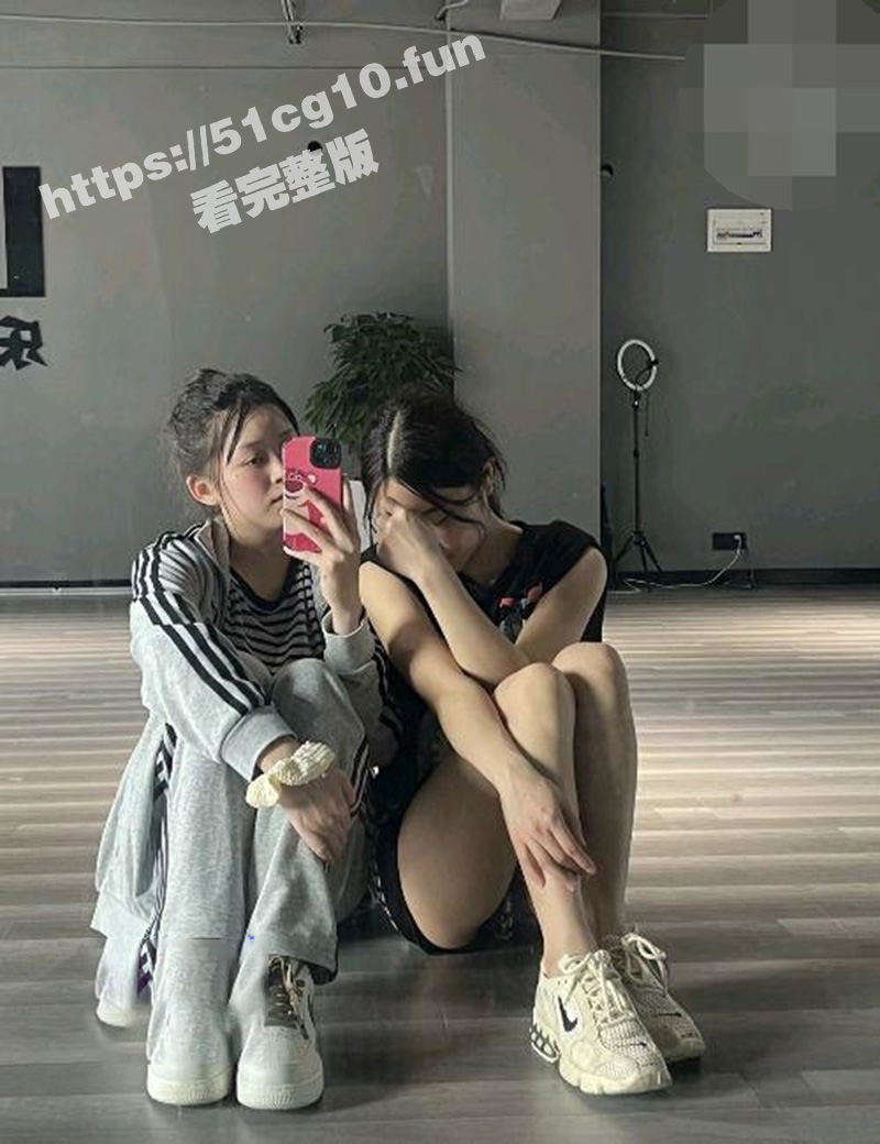 约炮大神 约炮高三表妹和她的豪乳同学 真是窝边草两头吃 附聊天记录
