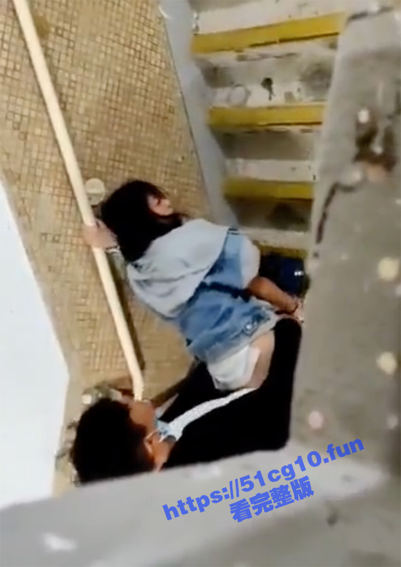 小情侣后楼梯后入啪啪啪 男子偷拍摆上网