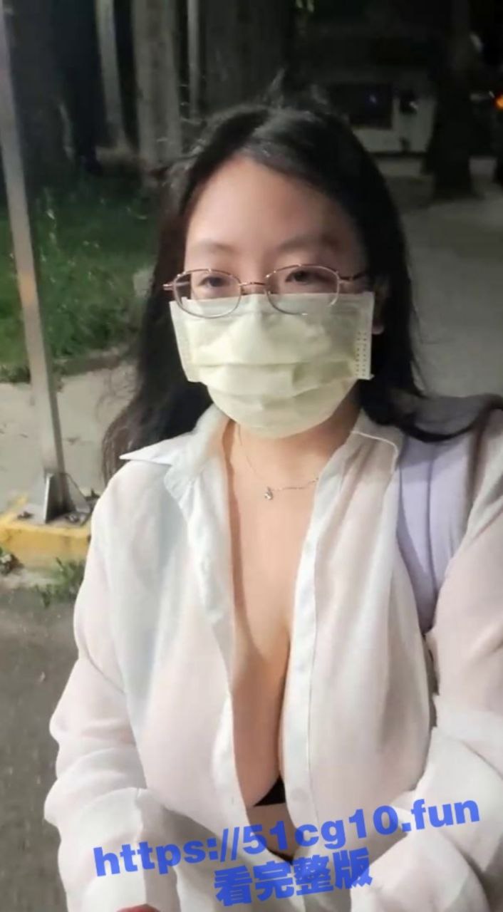 台湾80后放荡熟女 饥渴难耐街头玩露出 手持自拍杆一镜到底 G杯豪乳一览无遗！