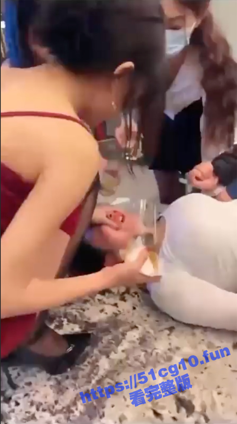网流出乍舌成年人「性欺凌」影片事主遭数位女子强逼喂尿！超恐怖不安慎入