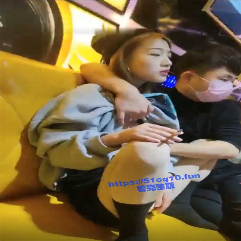 零零后KTV淫趴2V2！零零后在KTV包房直播 约了俩妹子 一边唱歌一边淦