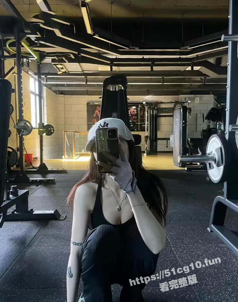 反差婊 土豪给清纯邻家型的漂亮妹子送各种奢侈品 自拍泄密 美腿 大胸脯 顶级蜜臀