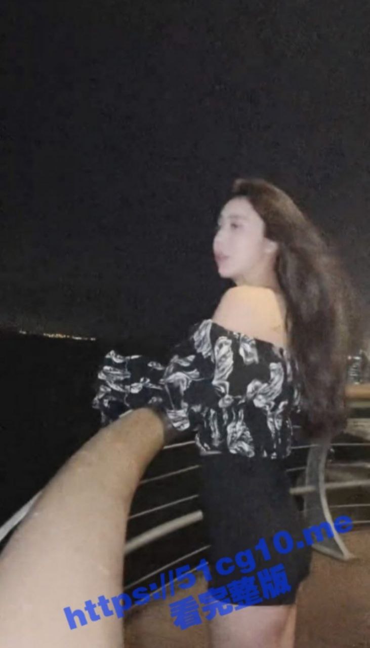 堵车的时候不忘深喉口交！坐在保时捷副驾驶的骚货 堵车间隙服务金主 车主爆料其更多劲爆视频