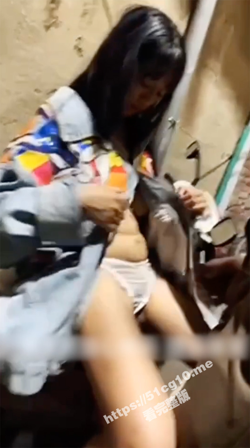 MK老泥妹「性上瘾」后巷同混混男做爱！拍片疯传各大群组