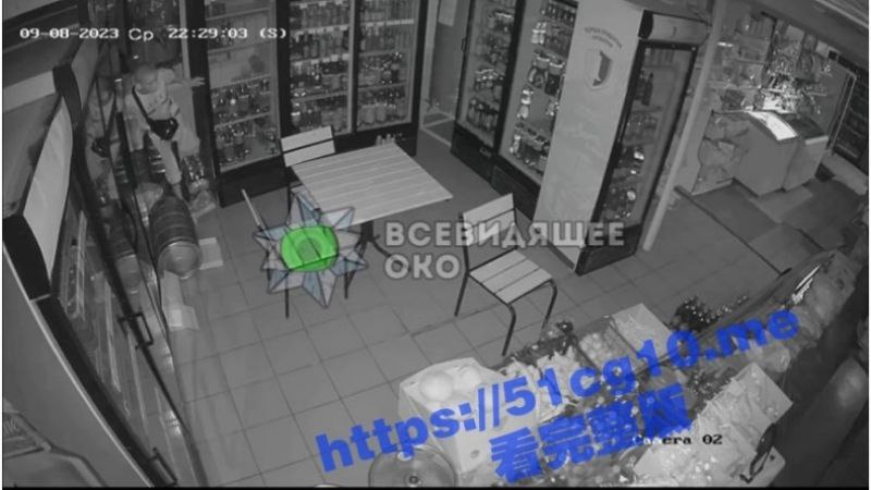 乌龙小偷之最 乌克兰第聂伯罗彼得罗夫斯克一小偷夜里闯入一家餐厅后不为抢劫却拿出啤酒跟胡椒自慰