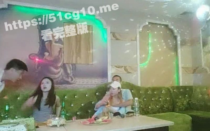 『淫乱KTV』服务员偷拍客户在淫乱会所里4P大战做爱 发海外平台挣点零花钱